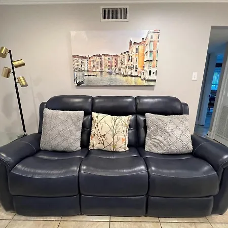 Two Bedroom Apt With Desk Washer Dryer & Pool